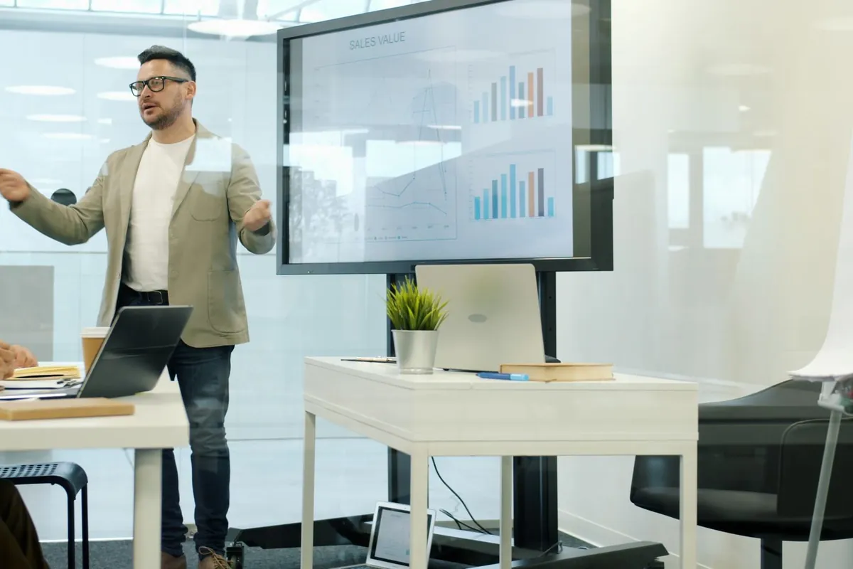 Consultor presentando el plan operativo y de inversiones al equipo directivo