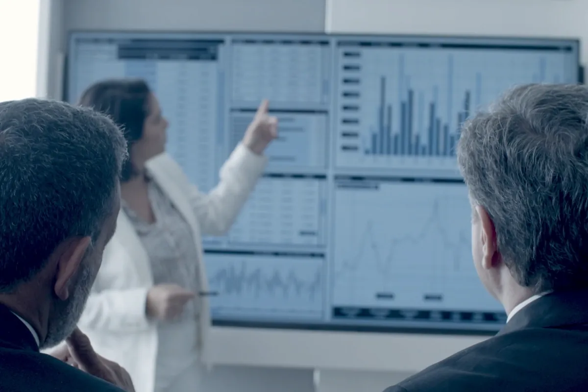 Consultora presentando a la gerencia el diagnóstico financiero en dashboards