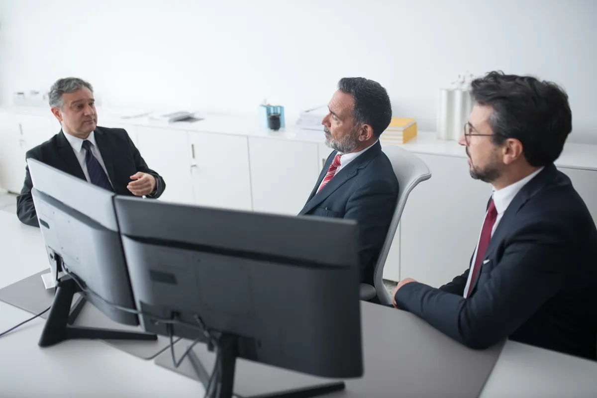 Directivos de una empresa reunidos con su CFO externo