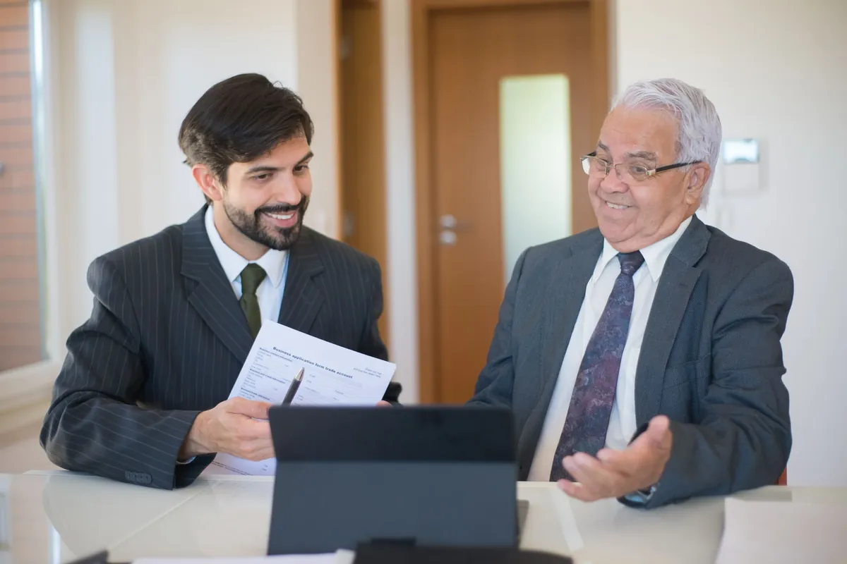 Empresario y sucesor revisando la valorización de la empresa